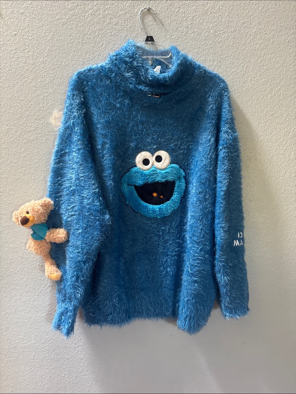 13 de Marzo Blue Fuzzy Sesame Street
Cookie Monster choker sweater